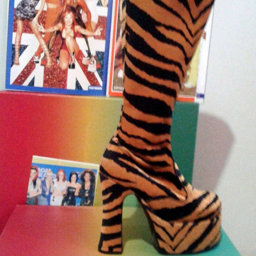 AH-Mazing Rare Shelly's of London Platforms Boots